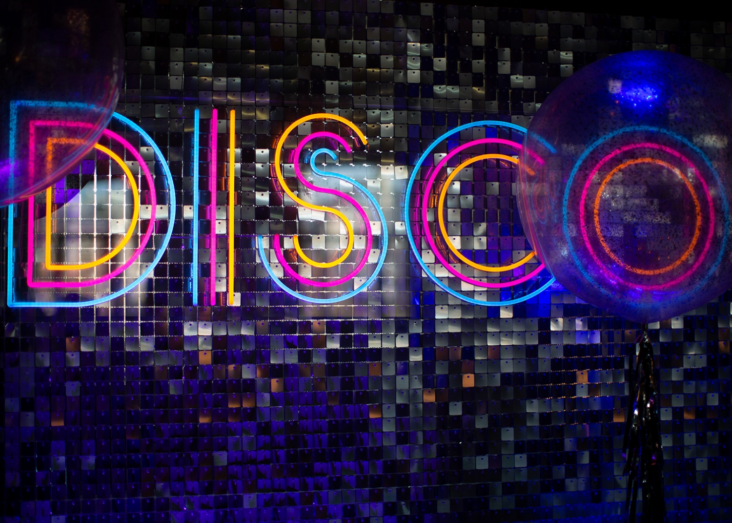 Фотозона из пайеток и надписи DISCO.