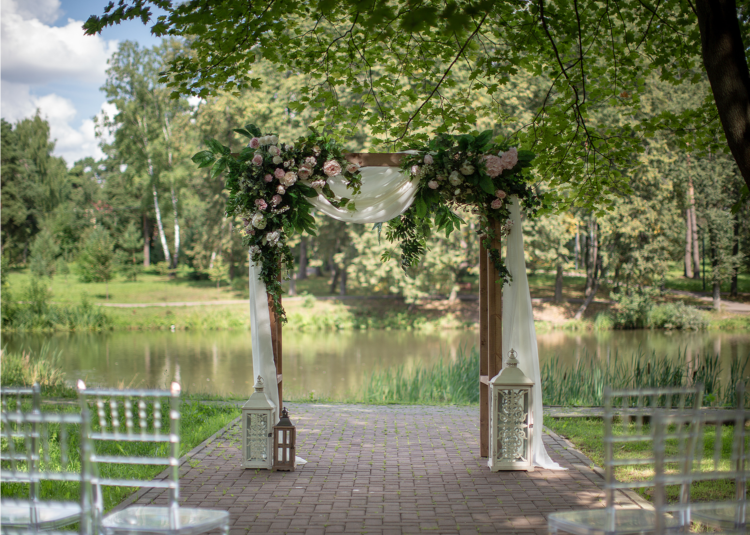 Деревянная арка в оформлении вечеринки в стиле Бохо шик.