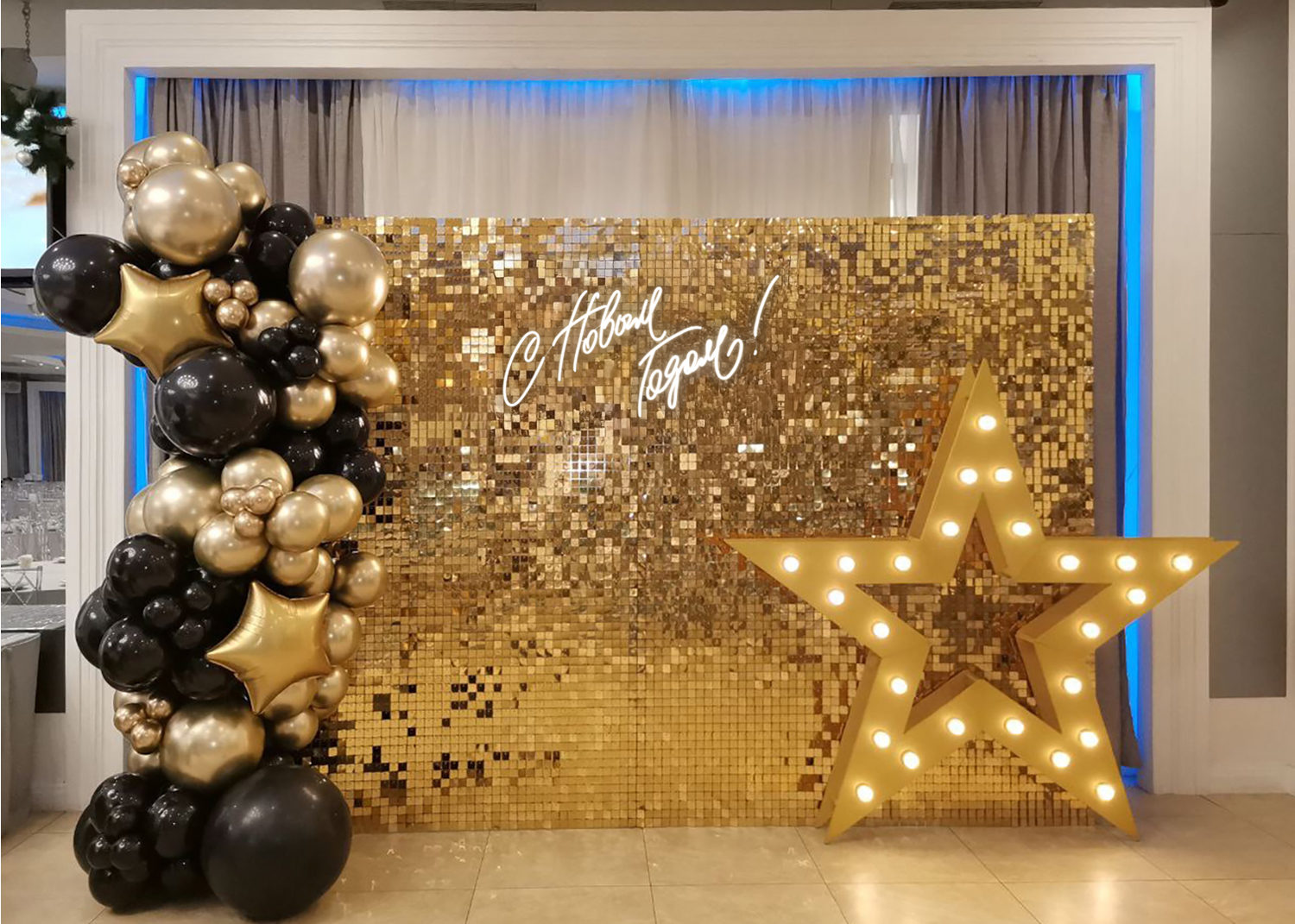 Вариант новогодней фотозоны с неоновой вывеской.