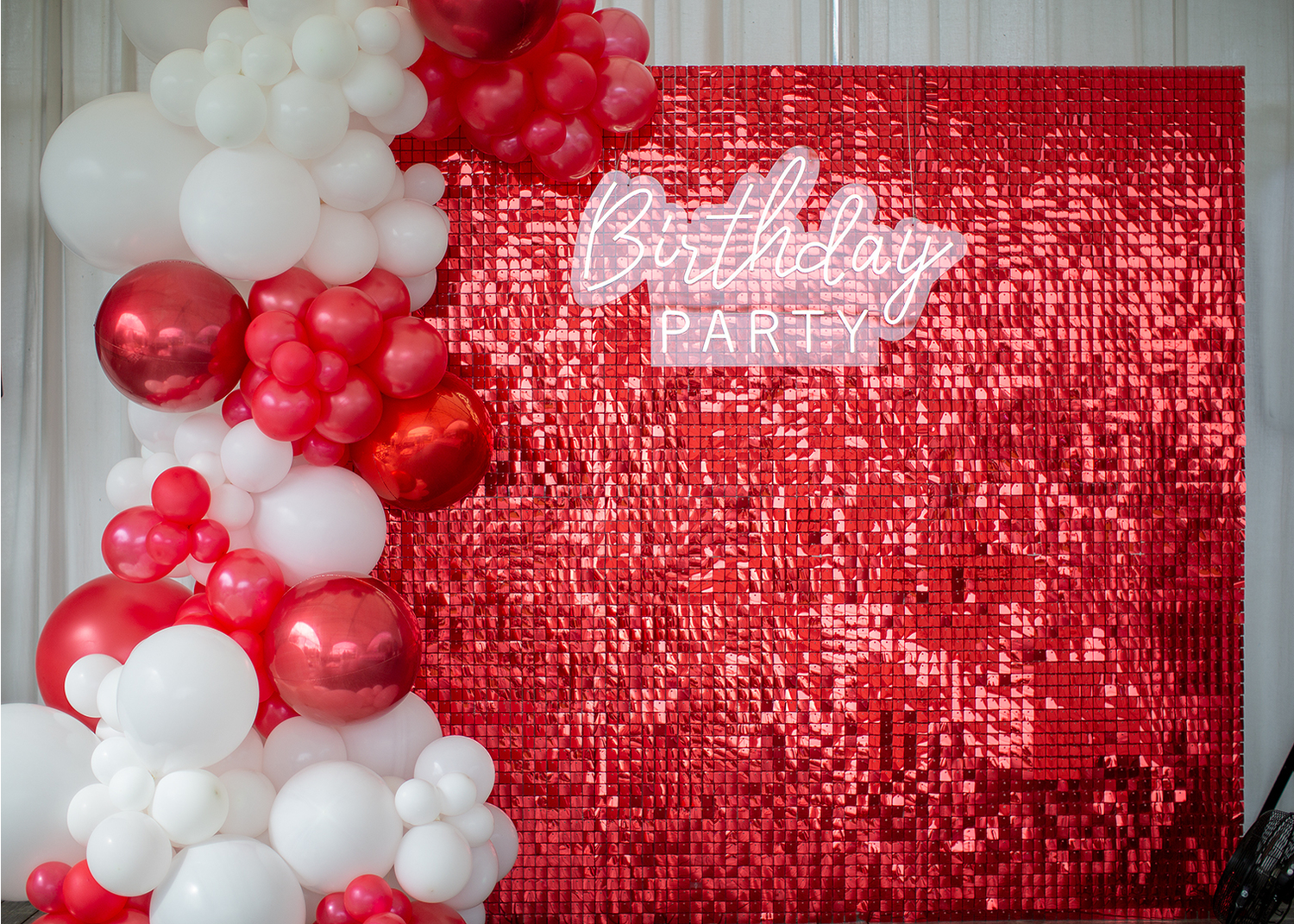 Вариант оформления ширмы из красных пайеток на день рождения.