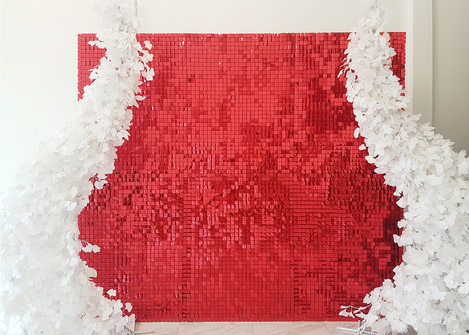 Ширма из красных пайеток оформленная белыми искуственными цветами. аренда ширмы Москва.