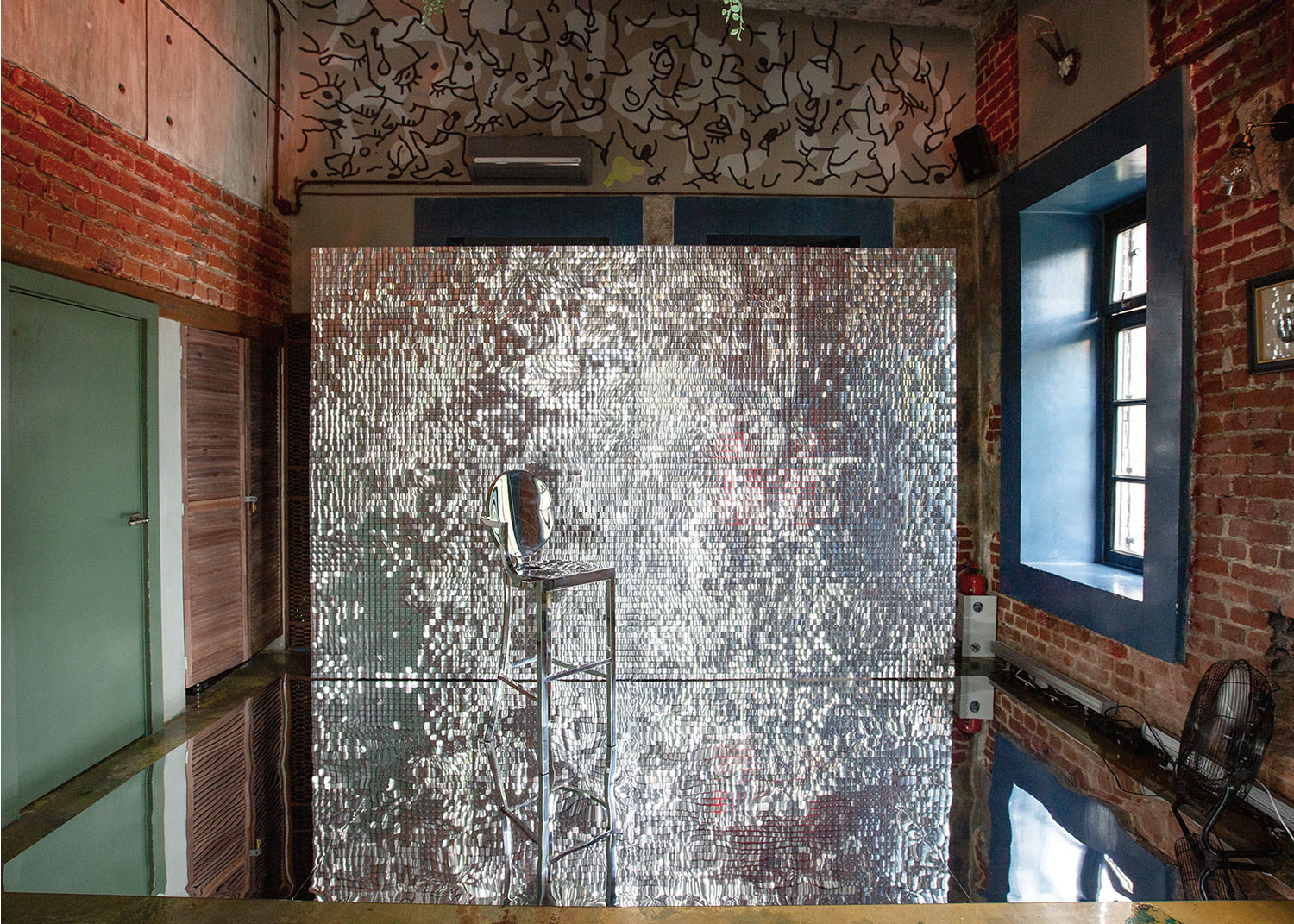 фотосессия на фоне серебряной ширмы из пайеток