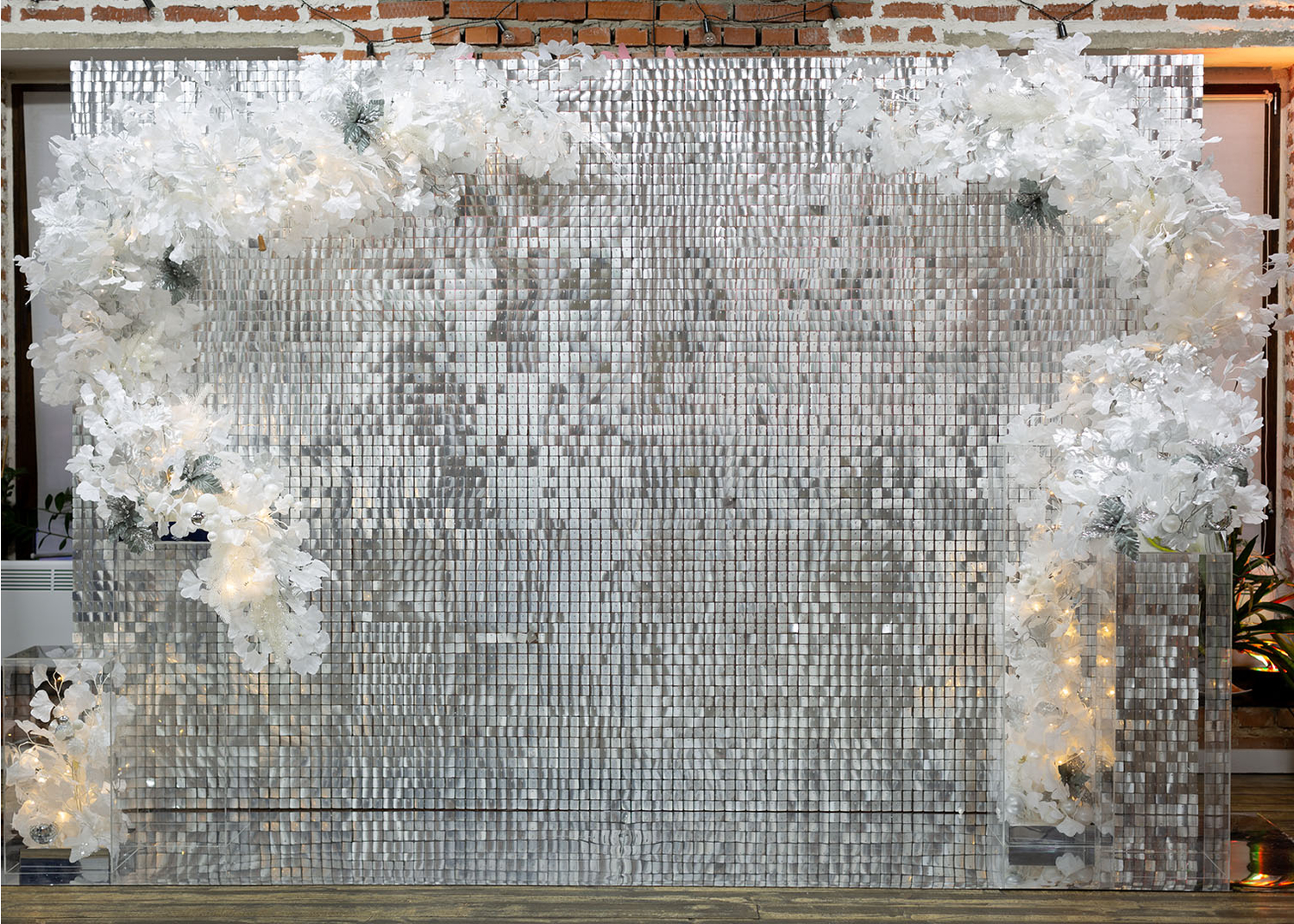 ширма из серебрянных пайеток и зеркальный пол для фотозоны